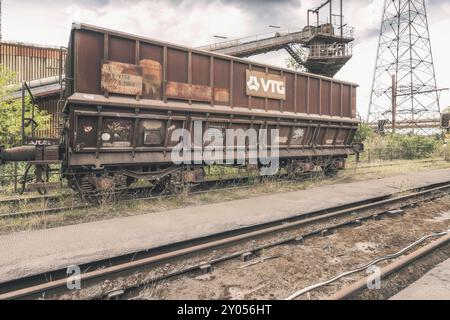 Rostiger Güterwagen auf verlassenen Schienen in einem Industriewerk, bewölkter Himmel, Stahlwerk HF4, Lost Place, Dampremy, Charleroi, Provinz Hennegau, Belgi Stockfoto