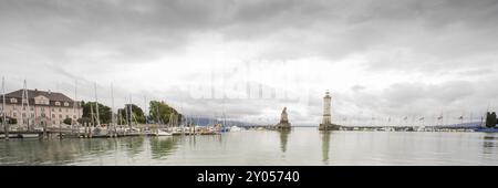 Blick auf den Hafen von Lindau am Bodensee Stockfoto