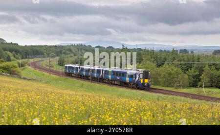 ScotRail Siemens-Triebzug der Klasse 385, der durch die Landschaft in Auchengrey, Schottland, Großbritannien fährt Stockfoto