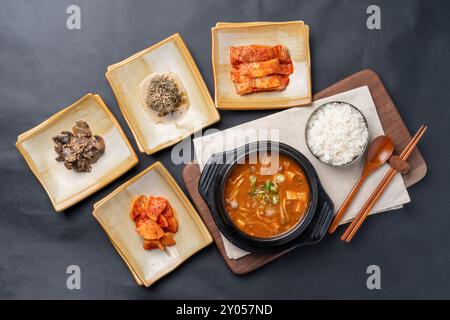 Koreanisches Essen, Sojabohnenpaste Eintopf, scharfes Schweinefleisch, Bibimbap, Beilagen, Gemüse, Kimchi Stockfoto