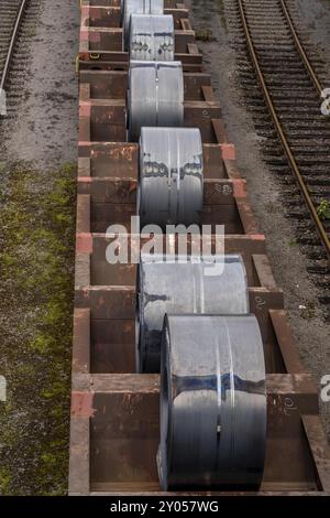 Bandstahlspulen, auf Güterwagen, im ThyssenKrupp Stahlwerk Schwelgern in Duisburg-Marxloh ist Teil des Stahlwerks Bruckhausen, Nordrhein Stockfoto