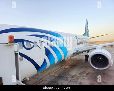 Kairo, Ägypten, 3. Juni 2024: Egypt Air ist ein ägyptisches Flugzeug auf dem Flughafen und ist das staatliche Flaggenflugzeug Ägyptens mit Hauptsitz in Cairo International Stockfoto