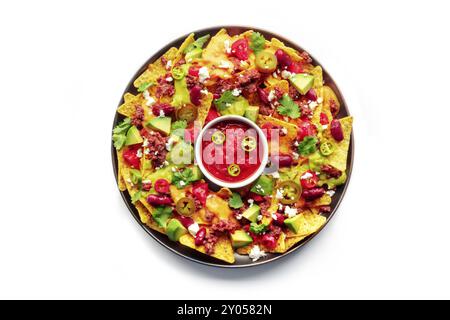 Nachos geladen. Mexikanische Nacho-Chips mit Rindfleisch, oberirdischer Flachschuss mit Guacamolensauce, Käsesalsa, Bohnen und Paprika, isoliert auf einem weißen Backgr Stockfoto