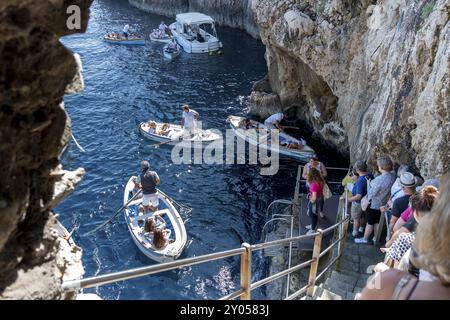 Italien, Golf von Neapel. Capri, Blaue Grotte. Wartende Boote vor dem Höhleneingang, Capri, Kampanien, Italien, Europa Stockfoto