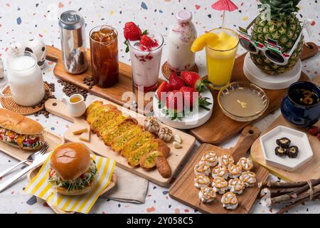 Cafe, sikhye, Jujube Tee, Milchshake, Eis, Erdbeere, Latte, Ananas, Saft, Brezel-Meringue, hamburger, Brot, Sandwich, Knoblauchbrot Stockfoto