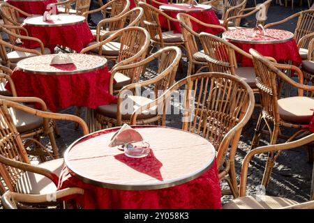 Italien, Golf von Neapel. Insel Capri. Marktplatz, Café, rot überdachte Tische, Capri, Kampanien, Italien, Europa Stockfoto