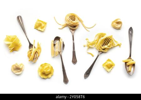 Verschiedene Nudelgabeln. Spaghetti, Fusilli, Penne und andere Formen von Pasta, oben flach auf weißem Hintergrund. Viele verschiedene Nudelsorten Stockfoto