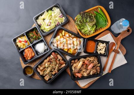 Enthauptungen, direktes Feuer, Schweinebauch, Set, Beilagen, koreanischer Stil, Grill, koreanischer Stil, Salat Stockfoto