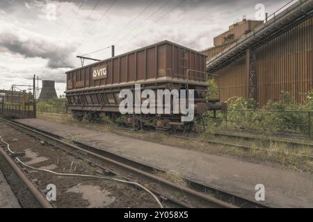 Verlassener Güterwagen auf Schienen in einem Industriewerk, umgeben von baufälligen Bauwerken, Stahlwerk HF4, Lost Place, Dampremy, Charleroi, Provin Stockfoto