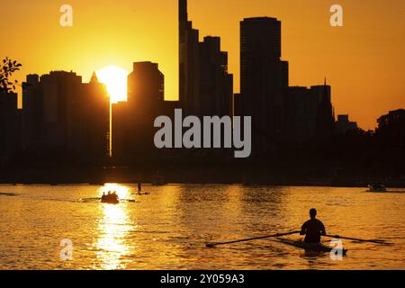 Die Sonne untergeht hinter der Frankfurter Bankenlandschaft, Frankfurt am Main, Hessen, Deutschland, Europa Stockfoto