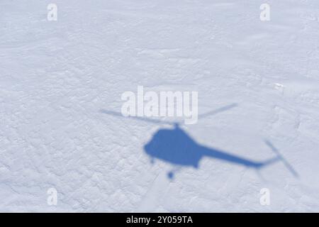 Schatten vom Hubschrauberflug über Packeis zur Pinguinkolonie, Schneehügelinsel, Weddelmeer, Antarktischer Halbinsel, Antarktis Stockfoto