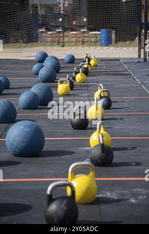 Perspektivische Ansicht von Kettlebells und Medizinbällen in einem Fitnessstudio im Freien, die Vorbereitung auf körperliche Übungen, Barcelona, Spanien, Europ Stockfoto