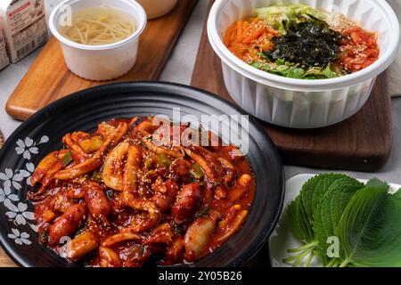 Meeresfrüchte, koreanische Küche, Tintenfisch, Pfannkuchen, Jukkumi, Tintenfisch, Beilagen, Perillablätter, Sojasprossen Suppe, Kimchi, chili-Pfefferpaste, scharf Stockfoto