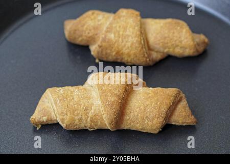 Zwei Croissants mit französischem Gebäck an Fach Stockfoto