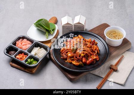 Meeresfrüchte, koreanische Küche, Tintenfisch, Pfannkuchen, Jukkumi, Tintenfisch, Beilagen, Perillablätter, Sojasprossen Suppe, Kimchi, chili-Pfefferpaste, scharf Stockfoto