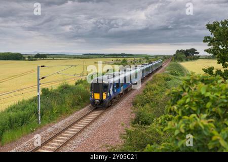 ScotRail Siemens-Triebzug der Baureihe 385 auf der eingleisigen elektrifizierten North Berwick-Nebenbahn in East Lothian, Schottland, Großbritannien Stockfoto