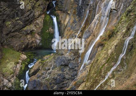 Natur im Echerntal. Der Waldbachstrub-Wasserfall in der Strubklamm. Felsen mit Moos. Herbst. Hallstatt, Salzkammergut, Oberösterreich, Österreich Stockfoto