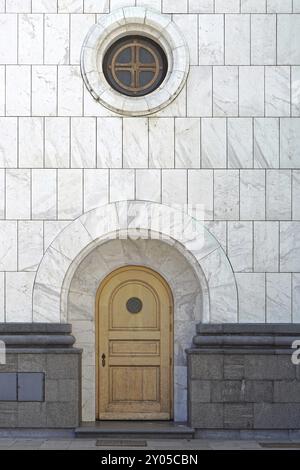 Arch Tür und runde Fenster am Marble Kirche in Belgrad Stockfoto