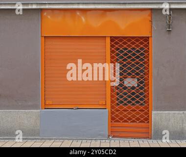 Orange Jalousien bei kleinen closed shop Stockfoto