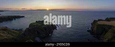 Dunnottar Castle, Burgruinen bei Sonnenaufgang auf den Klippen, Drohnenschuss, Stonehaven, Aberdeenshire, Schottland, Großbritannien Stockfoto