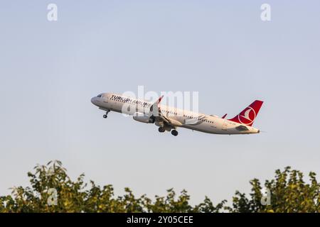 Ein Flugzeug der Turkish Airlines startet und fliegt über die Baumkronen in den Himmel, symbolisiert den Beginn einer Reise, Baden-Württemberg, Deutschland, Euro Stockfoto