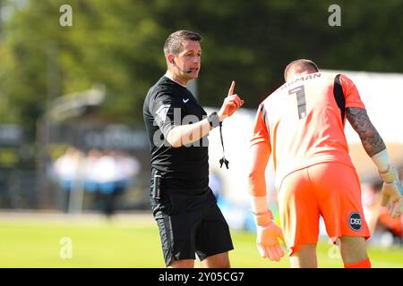 The Übungsstadion, Harrogate, England - 31. August 2024 Schiedsrichter Scott Simpson gibt Anweisungen an Paul Farman Torhüter von Barrow - während des Spiels Harrogate Town gegen Barrow, EFL League 2, 2024/25, im Übungsstadion, Harrogate, England - 31. August 2024 Credit: Mathew Marsden/WhiteRosePhotos/Alamy Live News Stockfoto