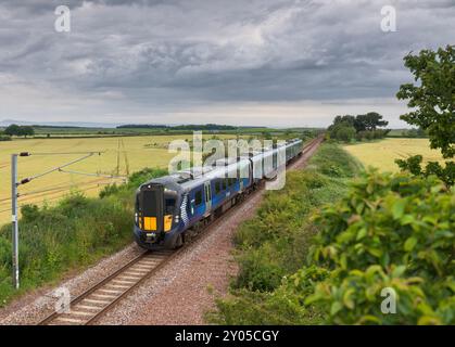 ScotRail Siemens-Triebzug der Baureihe 385 auf der eingleisigen elektrifizierten North Berwick-Nebenbahn in East Lothian, Schottland, Großbritannien Stockfoto