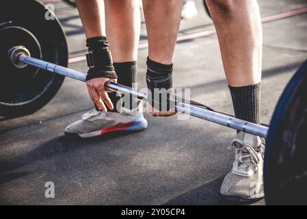 Nahaufnahme eines Athleten, der Gewichte hebt und sich bei einem Fitnesswettbewerb hervorhebt, Barcelona, Spanien, Europa Stockfoto