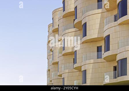 Moderner Neubau mit runden Balkon Terrasse in Kuwait. Stockfoto