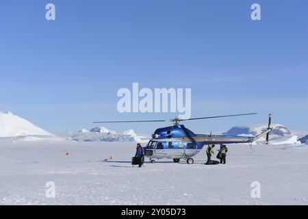 Helikopter auf Packeis in der Nähe von Pinguinkolonie, Snow Hill Island, Weddelmeer, Antarktische Halbinsel, Antarktis Stockfoto