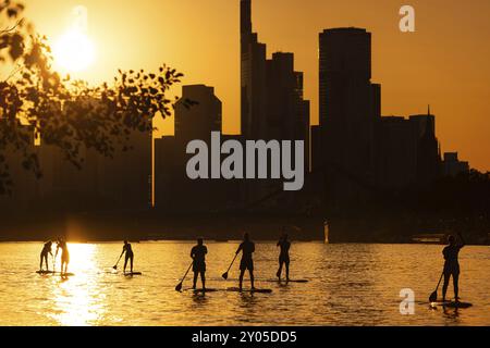 Die Sonne untergeht hinter der Frankfurter Bankenlandschaft, Frankfurt am Main, Hessen, Deutschland, Europa Stockfoto