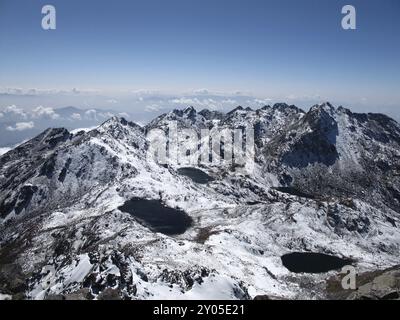 Blick vom Surya Peak, 5145 m Höhe. Lake Gosainkunda Stockfoto