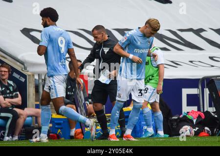 Coventry, Großbritannien. 31. August 2024. Coventry City Stürmer Norman Bassette (37) ersetzt Coventry City Stürmer Ellis Simms (9) während des SKY Bet EFL Championship Matches von Coventry City FC gegen Norwich City FC in der Coventry Building Society Arena, Coventry, England, Großbritannien am 31. August 2024 Credit: Every Second Media/Alamy Live News Stockfoto