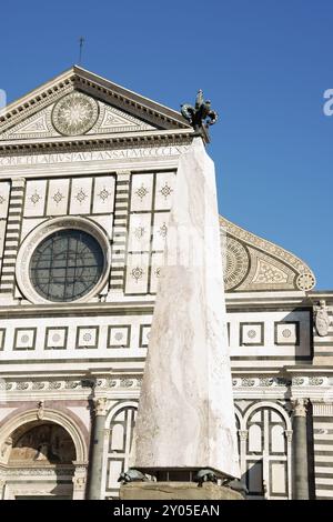 Detail der Kirche Santa Maria Novella und des Obelisken vor der Hauptfassade. Florenz, Italien, Europa Stockfoto