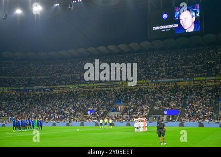 Mailand, Italien. 30. August 2024. Die Spieler der beiden Teams beten Sven-Göran Eriksson vor dem Spiel der Serie A zwischen Inter und Atalanta in Giuseppe Meazza in Mailand. Stockfoto