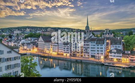 Zürich Schweiz, Hochwinkelansicht Sonnenaufgang City Skyline von Lindenhof Stockfoto