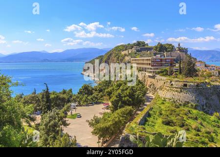 Nafplio, Griechenland, 30. März 2019: Peloponnes Altstadtpanorama mit Kirchturm, Meer und schneebedeckten Berggipfeln, Europa Stockfoto