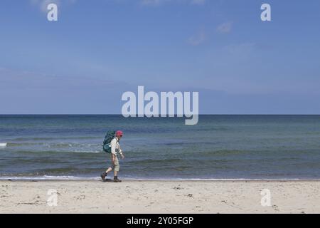 Tisvilde, Dänemark, 20. Juni 2016: Eine ältere Dame auf dem Tisvilde Beach, Europa Stockfoto