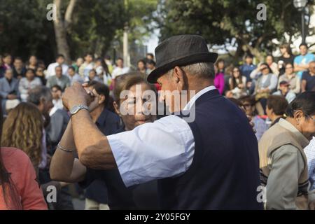 Lima, Peru, 29. August 2015: Menschen bei der öffentlichen Salsa Tanzveranstaltung am Samstag im Parque Kennedy im Bezirk Miraflores, Südamerika Stockfoto