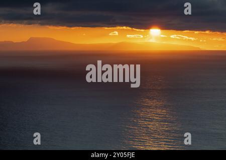 Sonnenuntergang über der Barentssee, Soeroeya, Finnmark, Norwegen, März 2019, Europa Stockfoto