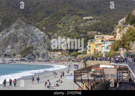 MONTEROSSO, LIGURIEN/ITALIEN, 22. APRIL : Blick auf die Küste von Monterosso Ligurien Italien am 22. April 2019. Nicht identifizierte Personen Stockfoto