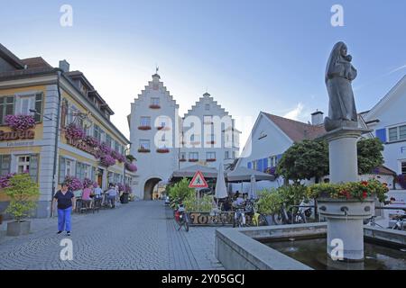 Brunnen mit Madonnenfigur, Straßenlokal und historisches Torschloss mit Stufengiebel, Stadttor, Stadtturm, Baerenplatz, Tettnang, Bodensee reg Stockfoto