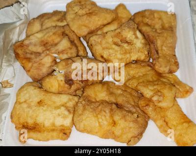 Selektiver Fokus auf leckeren großen gebratenen Nilbarsch-Fisch Lates niloticus und auch afrikanischer Goliath barramundi in tiefem Öl mit Knoblauchsoße gebraten, Stockfoto