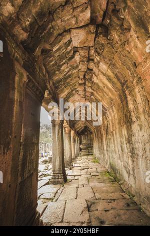 Korridor mit Skulptur an der Wand in Angkor Thom in Siem Reap, Kambodscha, Asien Stockfoto