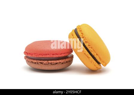 Frische süße Macarons auf weißem Hintergrund Stockfoto