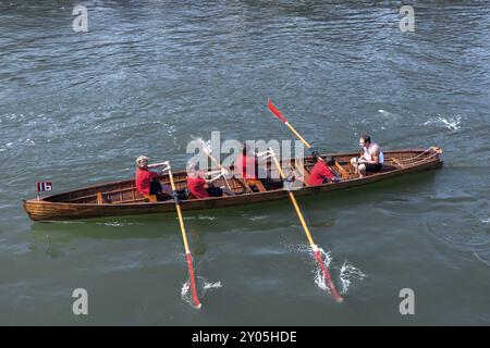 Erschöpft am Ende eines Ruderbootrennen in Whitby Stockfoto