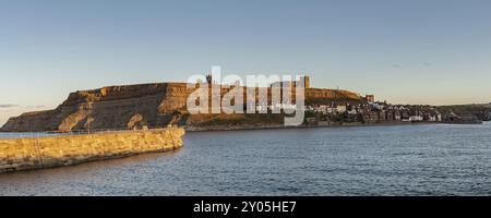 Whitby, North Yorkshire, England, Großbritannien - 12 September, 2018: auf dem Weg zur Stadt und St. Mary's aus dem Osten Blick von der Terrasse Stockfoto