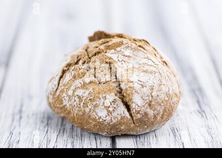 Vollkorn Rolle auf rustikalen Holzmöbeln Hintergrund (Nahaufnahme) Stockfoto