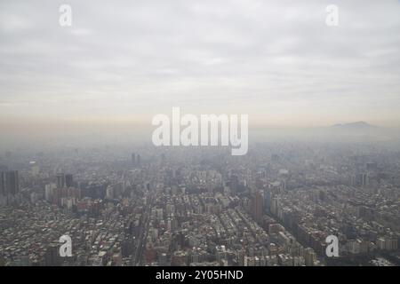 Smog über Taipeh, wie vom Taipeh 101 Turm in Taiwan aus gesehen Stockfoto