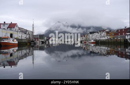 Aus Wikipedia: Henningsvaer ist ein Fischerdorf in der norwegischen Gemeinde Vagan, das auf zwei kleinen Inseln vor der Insel Lofoten liegt Stockfoto